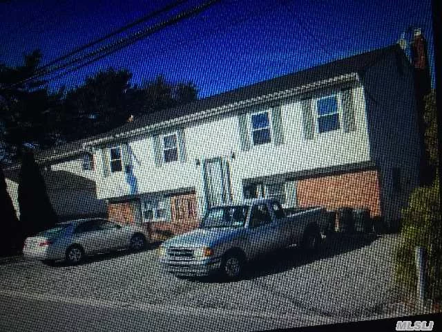 Well Located 3 Bedroom Apartment In Syosset Sd Close To Rrain, Shopping And Town.