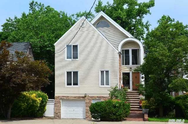 30 Years Young Magnificent Split Level House. Unique Contemporary Home W/ Large Rooms, New Wood Floors, Cac, New Siding , Stunning Balcony Overlooking Lake! Very Sunny Southern Exposure Home In Excellent Condition ! Huge Living Rm & Oversized Master Suite Bedroom. Great Flow Of Entertaining. Terrific Curb Appeal. Best School Dist#26. Walk To Lirr 25 Mins To Manhattan