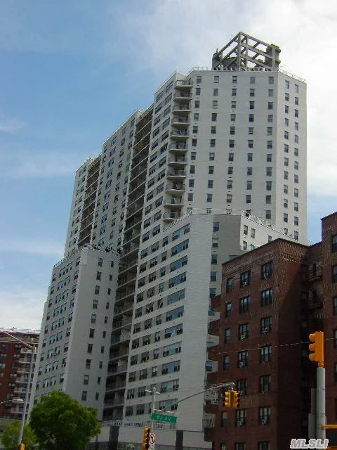 Unique Studio In Luxury Hotel Like Doorman Building..Unit Has Huge Private Outdoor Deck..Great For Those Summer Parties..Laundry On Each Floor, 24 Hour Doorman, Garage With Valet, Gym, All Cash Only....Seconds To Shopping, Express Subway, & Lirr