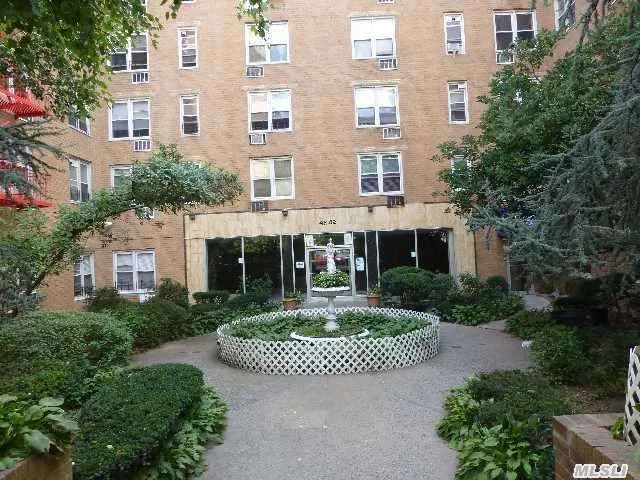 Sunny And Bright 2 Bedroom Apartment,  Large Lr/Dr/ Walk In Closet,  Harwood Floors, Eik . Move In Condition