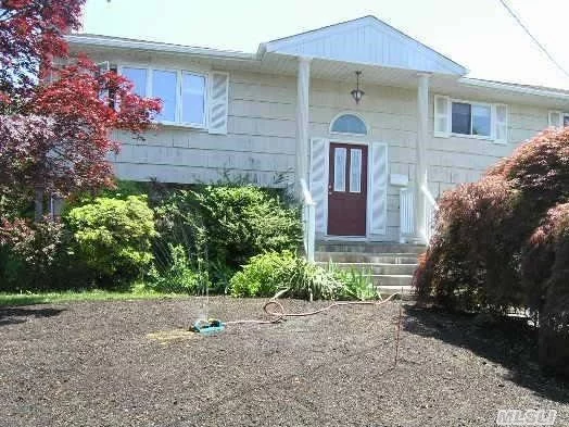 Hi-Ranch Where The Main Living Areas Overlook Oyster Bay Harbor.Lovely Sunroom And Deck. Great For Extended Family. Steps To Private Beach And Tennis.