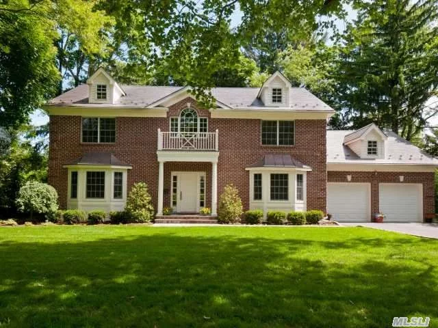 Distinctive Young Brick Munsey Park Chc. Grand Two Story Foyer With Sweeping Bridal Staircase Welcomes You To This Gracious Home. Flr, Fdr, Fam Rm W/Fplce, Large Gourmet Eik, 5 Bedrooms, 4.5 Luxury Baths All Trimmed To Perfection With Custom Moldings Throughout.