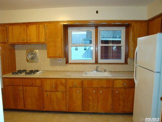 Large 2Br Apt With Eik, 1Ba And Plenty Of Closets