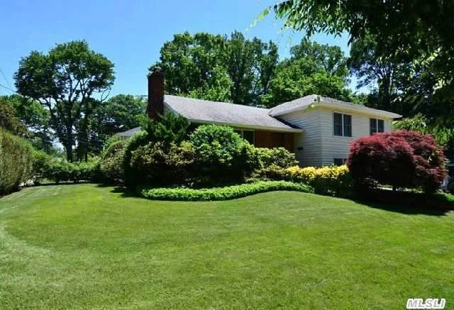 Wonderful Morewood Oaks Home! Roof, Siding And Windows All Upgraded. 3 Bedrooms, 2.5 Baths. Family Room, Office (Or Option For 4th Br). Lovely Property With Broad Side Yards And Mature Landscaping.