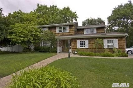 Beautiful Home In Pristine Condition. South Of Montauk Location