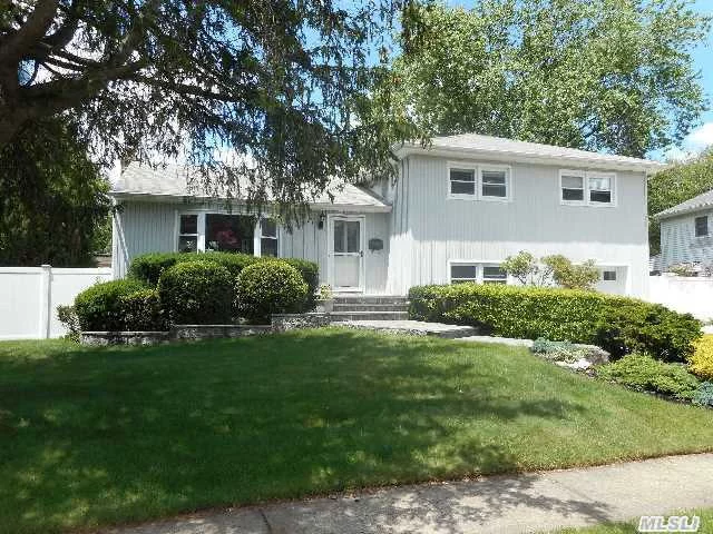 Lovely & Landscapd, Beginng @ The Curb. This No Beth Ext Split W Open Flr Plan&Vaulted Ceilings Boasts Contemp, Warm & Neutral Colors Thru-Out. Hi-Hats, Tray Ceilings! Wood Flrs, Sliders 2 Lrge Backyard, Deck, 4Bedrms, An Office, Double Drvway;Updd Baths, Wndws, Brnr& Walkway W Bluestone..Nothing Original In Kramer Lane Sd, Entertaining Ez In Or Out!This Home