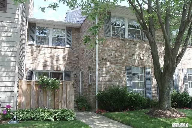 Immaculate Designer Like Woodlands Condo Designer Like Furnished Condo W/New Kitchen Glass Counters, S/S Appls Marble Backsplash, Crown Moldings, Paneled Doors, Custom Window Treatments, Skylight, Master W/Ba Huge Closets, Syosset Schools, Baylis Elem 2 Pools Tennis Courts Close To All