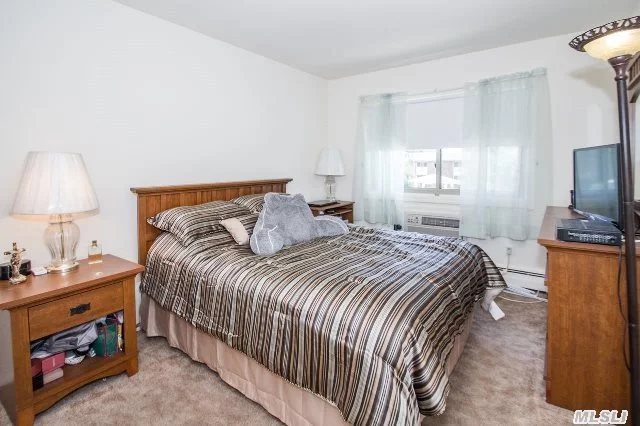 Can&rsquo;t Miss This Junior 1 Br/Den Coop, New Kitchen & Bath. Bright, Airy Park Like Setting. Pool, Gym Room, Club House, Plenty Of Closets & Storage. Easy Access To Laundry Room!