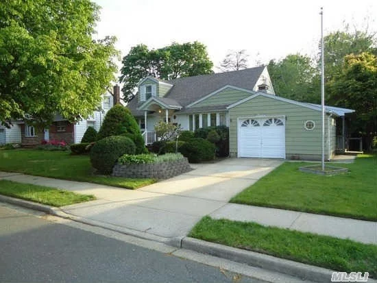 Outstanding Value, In This 4 Br 2 Bath Craftsman-Stlye Home With Quaint Dormer Window, Country Eat In Kitchen And Old Fashioned Fin Basement With Bar.Relax On Your Covered Deck After A Long Day At Work And Enjoy Your Private Yard.Located In A Quiet Neighborhood In West Farmingdale.