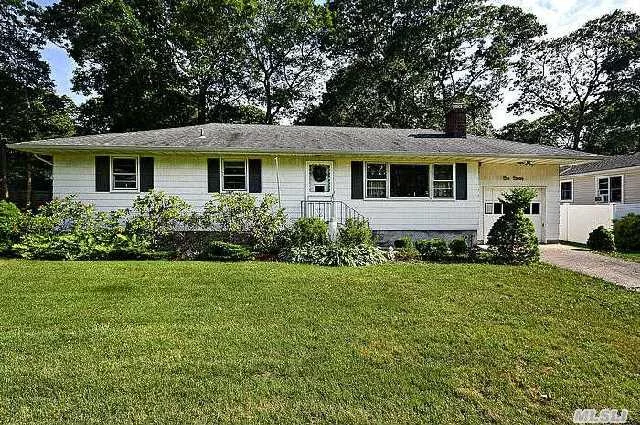 Ronkonkoma - 3Br, 1Bth, Living Room, Eat In Kitchen, Dining Room Area. Full Basement - Half Finished. Roof Is 10 Years Old. 1 Car Garage, Fire Place, In Ground Sprinklers, Connetquot Schools, Close To The Lie, Lirr And Shopping!