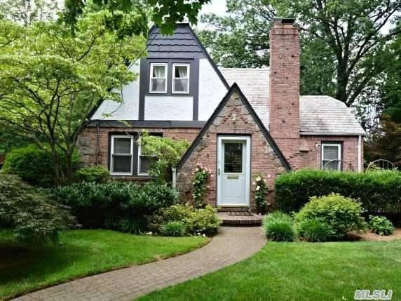 Charming And Cozy Updated 4Br, 3.5B Tudor With Master Suite On Main Floor. Nestled In Lush Landscaping On Sunny, Flat Property, This Lovely Home Boasts High, Beamed Ceilings, Cac, 2 Zone Heat, Fully Finished Basement With Family And Office Space. Close To Town, Lirr. Baker Hill Elementary And North Schools.