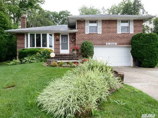 This Meticulously Maintained 3 Bedroom, 2 Full Bath Home Is What You Have Been Waiting For! Award Winning Blue Ribbon Syosset School District. Gas Heat And Gas Cooking,  Updated Kitchen! Den With Wet Bar And Walkout To Yard! Beautiful Brick Home With Brick Front Steps And Great Private Backyard For Entertaining.