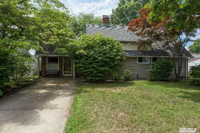 The Perfect Start! Vintage Levitt Expanded Ranch With Original Eik And Updated Bath. Sunroom Perfect For Office Or Gym. Nice Private Yard, Great Location. Convenient To Parkways, Shops, Schools, Lirr. Endless Possibilities.