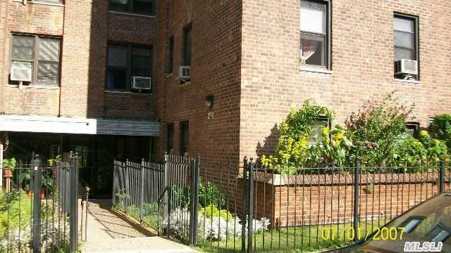 Newly Renovated New Wood Floors And Bath Room Step Away Subway.