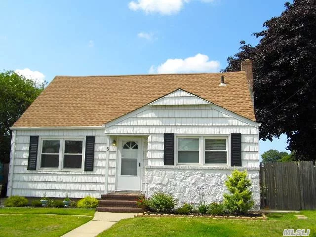 Just A Few Minutes From Hicksville & Bethpage Stations And Convenient To All Major Highways. Rear Dormered And Extended Cape Includes A Renovated Eik W/Granite, Updated Bath, Wood Floors, Finished Basement For Extra Rec Space. Island Tree Schools.