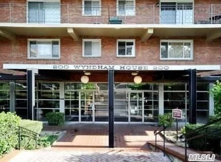 Large 1 Bedroom W/Dining Room, Pool, Gym, Elevators. Separate Thermostat, A/C & Heat Included In Maintenance. Laundry Room On Floor. 30 Mins To Penn Station. Close To Parkways & Shopping. Maintenance Does Not Reflect Star.