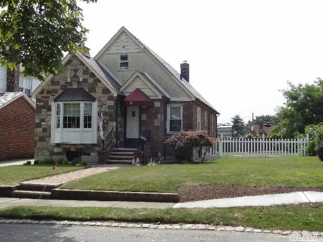 Eastern Facing Detached 1 Family On A 60X95 Lot. This Property Feature A Formal Living Room With Catheral Ceiling. Formal Dinning Room, Eat-In Kitchen, Hardwood Flooring Throughout, Updated Windows, Basement With Seperate Entrance. Detached Garage. Nice Treeline Block!