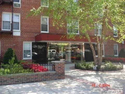 Manhattan Chic, Ultra Spacious, Totally Renovated Front Facing Apt!Cool Open Floor Plan Incorporating Lr, Fdr & Kitchen! Custom Cabinetry & Backsplash, High End Stainless Appliances & Granite Countertops. Stunning Hardwood Flrs Thru Out. Recessed Lighting. Close To All Shops & Transportation. Down The Block From The Bayside Lirr, Port Washington Line! Sd#26