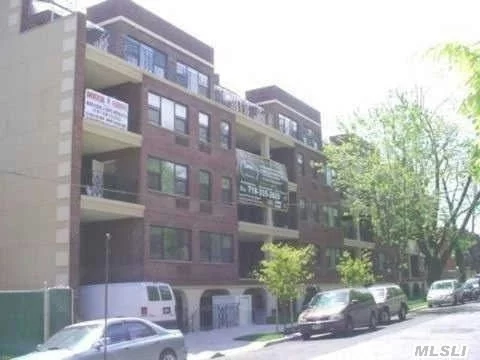 Huge 1400 Sqft. Beautiful Sunny Duplex Apt On The 4th And 5th Floor. Apt Has 3Brs, 2 Baths And 4 Balconies. The Master Br Is On The Top Floor With 2 Balconies. The Unit Features Hardwood Floor, Stainless Steel Appliances, Granite Countertop. Washer And Dryer In The Apt. Close To St. John&rsquo;s University And Queens Collage, Queens Hospital, Highways & Transportation.