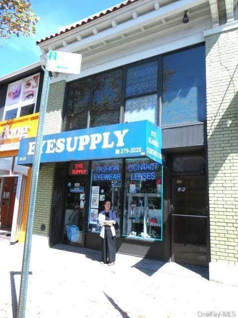 Great 2nd Floor Space On Bell Blvd. Interior Sqare Footage Is Approximately 1200 Sq Feet. Heavy Foot Trafiic. 1 Block From Lirr. Tenants Pay All Utilities (Except Water)(Great For Professionl Use.