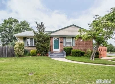 4 Bedroom 2 Bath Ranch Hardwood Floors, Updated Kitchen And Baths Full Finished Basement With Full Bath And Outside Entrance To Yard Vinyl Exterior, Large Property Sd 17 Best Priced Home In Hicksville With Full Finished Basement