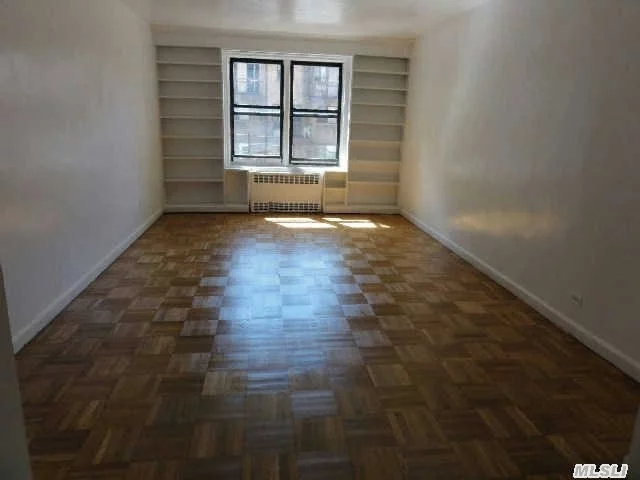Jr4 Style 2 Bedrooms, Prime Loation. Hardwood Floor, Forest Hill School. Closed To Train And Shopping. Must See.