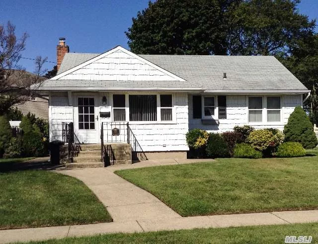 1950&rsquo;S Ranch With A Mid Block Location. 3Bedrooms/1Full Bath/Full Basement/1.5 Detached Garage. Syosset Schools