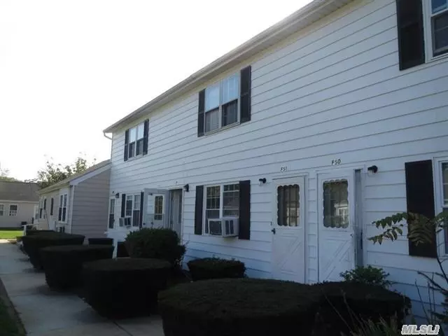 Apartment In Nicely Landscaped Complex. Convenient To Train/Bus, Dining, Shops, Beach And All Greenport Has To Offer.
