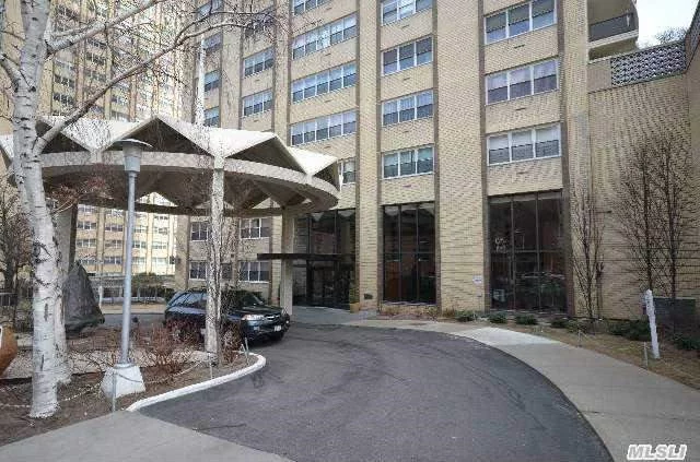 Luxury Building With Magnificent View From 28th Floor, Includes 24Hr Doorman, Pool, Party Room, Pool Side Sitting Area, Playground, Private Garden, Garage, Central A/C. Bright, Sun-Drench South Exposure. Move In Condition, Wall To Wall Carpet On Top Of Hardwood Floors. Close To All, Great School District. Maintenance Includes All Utilities (807.58+198.58)
