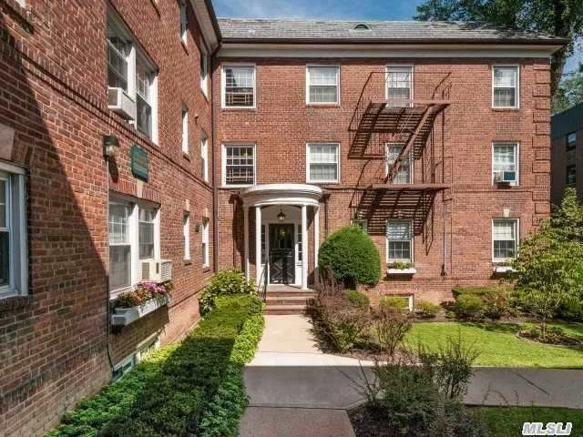 Best Value In Great Neck Plaza. Large 1 Bed X 1 Bath With Eik, Lr With Separate Dining Area. Hardwood Floors Throughout. Boasts Large Walk-In Closets & Customized Wall Of Built In Closets In Bed. Conveniently Located In Private Courtyard. Close To Lirr, Shopping