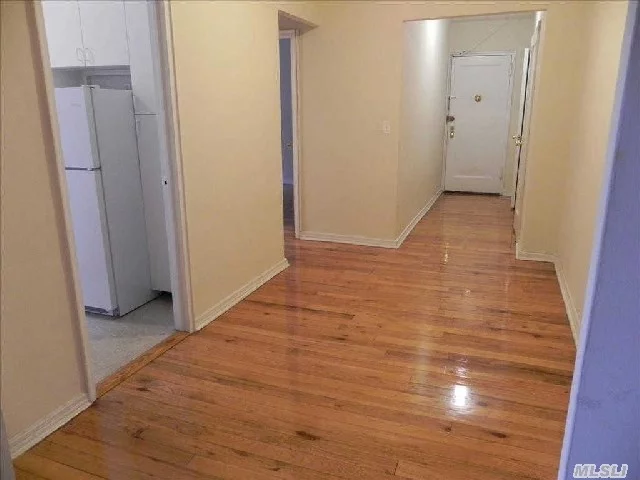 Well Maintained, 3rd Floor 1 Bedroom/1 Bath Apartment In The Heart Of Great Neck. Efficiency Kitchen And Beautiful Hardwood Flooring Throughout. Pets Of All Types/Sizes Welcome! Close To All--Railroad, Parks, Town, Shopping, And Much More. Gn South Schools. Laundry Room In Building. Easy Street Parking.