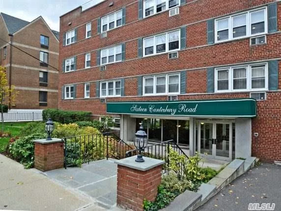 Beautifully Renovated 2 Br, 2 Bth Corner Apt. Fabulous Kitchen/Quartz Counter Tops, Stainless Appliances, L-Shaped Dining Area. Two New Full Bathrooms, Lots Of Closets, Laundry On Lobby Level,  Two Exposures,  Near Lirr, Shopping And Park. Gn Park District Includes Pool/Lazy River, Tennis, Boating, Ice-Skating Rink, Boating Marina And More. Only 27 Minutes To Manhattan.