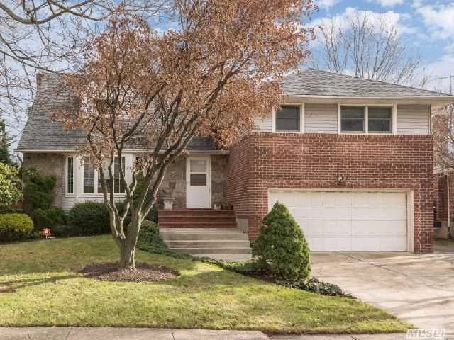 Beautifully Maintained 4 Bedroom, 3.5 Bath Split, Hardwood Floors, Family Room Has 1/2 Bath, Large Yard, Igs, Alarm, Excellent Location In Clearview Village, Priced To Sell! Taxes Being Grieved.