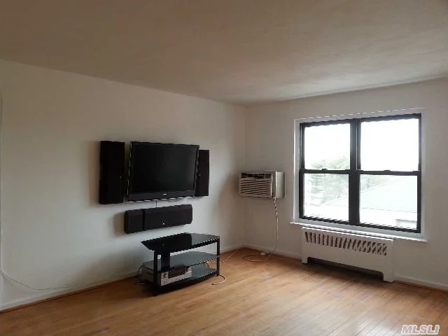 South Exposure.Renovated And Updated Large One Bedroom In Great Neck Terrace.One Block Away From Little Neck Lirr Station.This Apt Allow Pets (Cats And Dogs), Coming With Private Parking Spot And Pool Club. Closed To Hmart. Great Neck School District. It Can Be Subletted Out 2 Years Max After Living 5 Years.