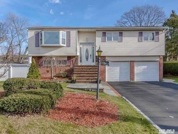 Must See 4 Bdrm;2 Bth Hi-Ranch;West Islip Schools.Beautiful Neighborhood -Desirable Hunter Ridge.North Of Hunter; Profes, Landscped Proprty W/Pvc Fncing;Deck Off Kit, Patio.Meticulously Maintained Home W/ Cathedral Ceiling, Recessed Lghting & Bay Window In Formal Liv Rm;Extended Dining Rm & Eik.Remolded Bth W/Soaking Tub.Legal 2 Kitchen Home.Bedrms Have Been Repainted