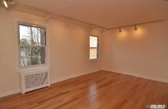 One Br Apartment In Roslyn Gardens. New Wood Floors Throughout The Apartment, New Windows, Bright Apartment Facing South. Close To All, Lirr, Lie, Major Roads, And Other Public Transportation. Excellently Managed Co-Op In Renowned Roslyn School District.