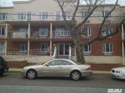 Convenience To Fhhs, Freeway, Park,  E/F Train @ 71 Ave. Hardwood Floor & Well Maintained 2 Bedrooms.