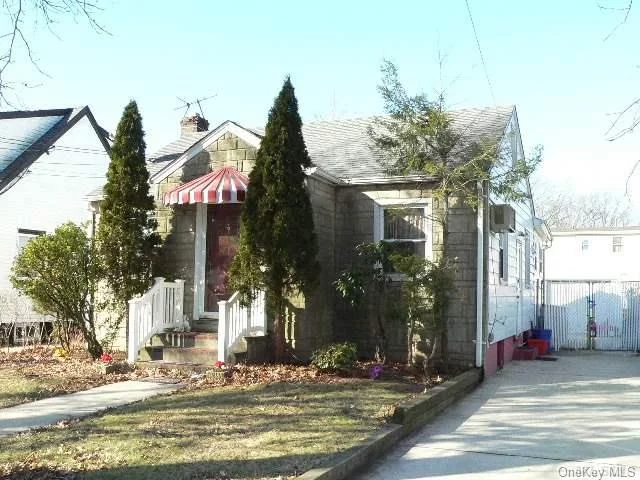 Extended Bungalow In Elmont, Bamboo Floor, Modern Kitchen, Roof 6 Yrs Old. Ample Garage. Etc