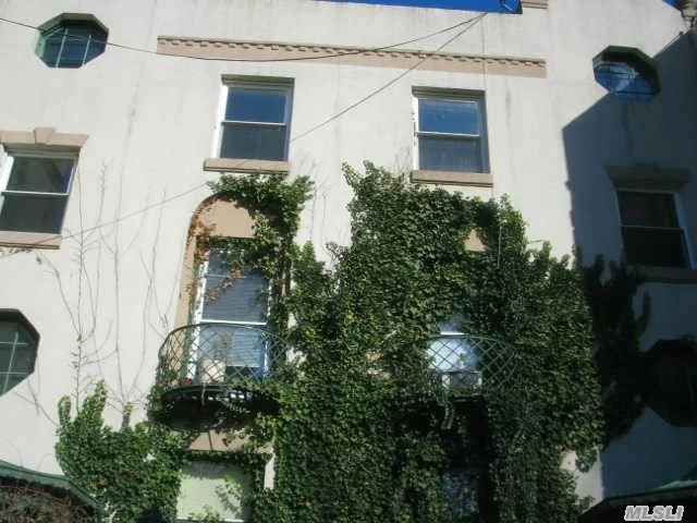 Beautiful Sunlit Garden Apartment Close To Transportation And Town.