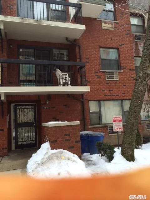 Nice 3Brs Condo In Fresh Meadows, Washer In Unit, Private Street And Gate, Backyard, Convenient To Transportation And Shopping, Express Bus To Manhattan.