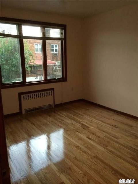 Lovely 2 Bedrm Apt In Excellent Condition. Freshly Painted, Cac, Hardwood Floors. Convenient To Transportation And Shopping.