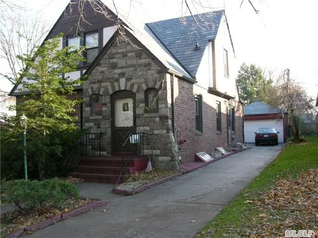 2nd Floor For Rent In A Duplex House In A Prime Location Of Briarwood. 2 Bedrooms With Huge Terrace. Pets Are Welcome.