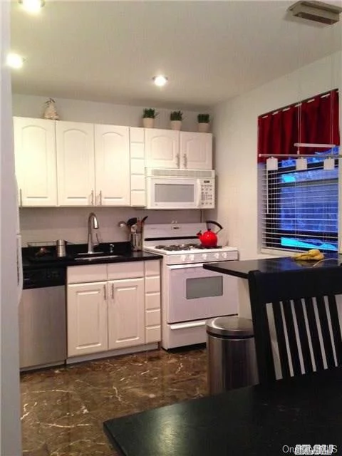 Beautifully Renovated 2 Bedroom Unit On 2nd Floor. Open Kitchen Concept Features Granite Countertops W/Breakfast Bar. New Hardwood Floors Throughout Apt. Lots Of Closets. Spacious Living Room. Bathroom Is Tiled From Floor To Ceiling. Amenities Include Dog Run, Bball Courts, Pool, And Comm Cntr. 4 Blocks To Lirr. Comes W/Garage And Storage Space.