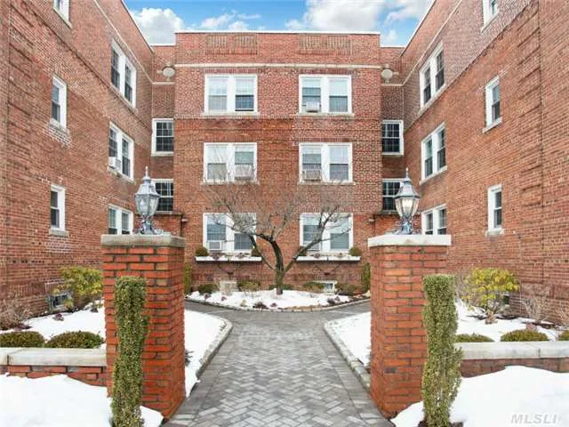 Gaynor Gardens Large One Bedroom With High Ceilings And Plenty Of Light. Renovated Windowed Kitchen With Stainless Steel Appliances, Renovated Full Bath, Beautiful Hardwood Floors Throughout. Laundry, Storage/Bike Room In Basement. Close To Town And Lirr. Maintenance $731.25 (Includes Heat And Taxes).