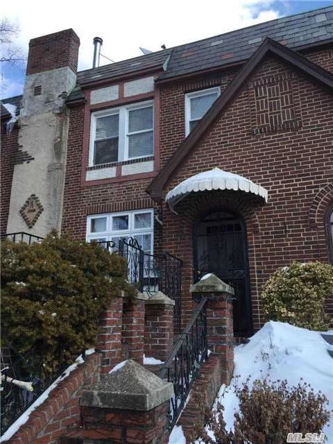 Amazing Tudor, 10 Ft High Ceiling, One Block Away From Northern Blvd, Convenient To Lirr, 20 Minutes To Manhattan.