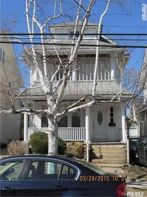 Detached Single Family In The Heart Of Bayside. Close To All With School District 26.