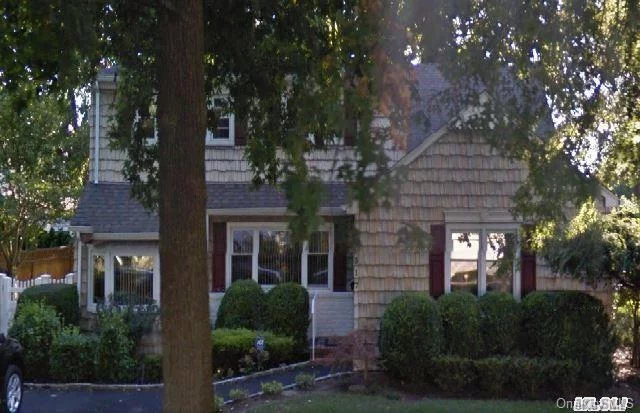 Mother-Daughter Home Located On Quiet Tree Lined Block. Carle Place School District Best In Long Island.