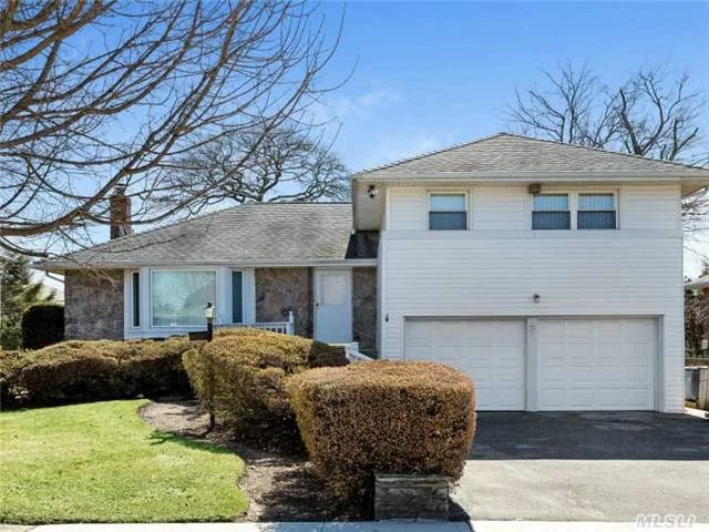 Syosset- Fabulous 3Br/2.5Bth Split In Clearview Village. Midblock. Spacious And Bright. Convenient To All. Hw Floors, Updates, Cac, Igs, Large Fam Rm. Gas On Street. Syosset Schools. Baylis Elementary. Must See!