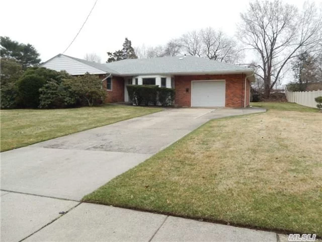 North Syosset Sprawling Ranch In Mid Block Location On 1/2 Acre Property! Entry Foyer, Eik, Dining Room, Living Room, Den, Master W/Full Bath, 2 Addl Bedroom, Attached Oversized Garage, Central Air Conditioning, 2 Heating Zones, Sep Hot Water Heater, Under Ground Sprinklers And Award Winning Syosset Schools.