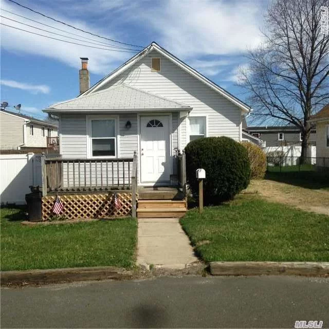 2 Bedroom Bungalow W/ Entry Foyer/Office, Lr, Eik, Full Updated Bath.